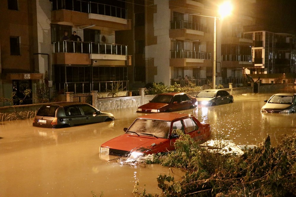 Balıkesir, İzmir ve Manisa’da su baskını: Caddeler su altında kaldı - 5