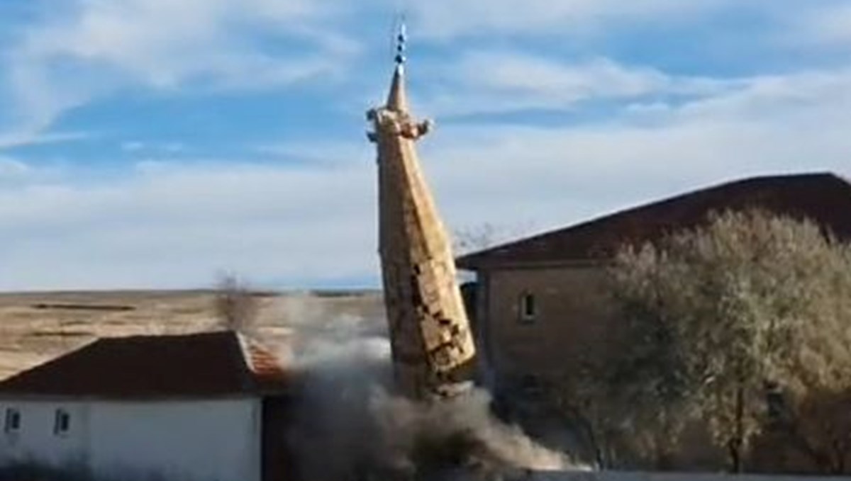 Fırtınada hasar gören caminin minaresi kontrollü olarak yıkıldı