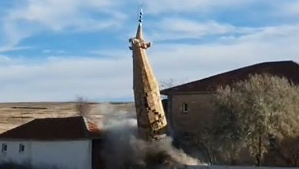Fırtınada hasar gören caminin minaresi kontrollü olarak yıkıldı Fırtınada hasar gören caminin minaresi kontrollü olarak yıkıldı