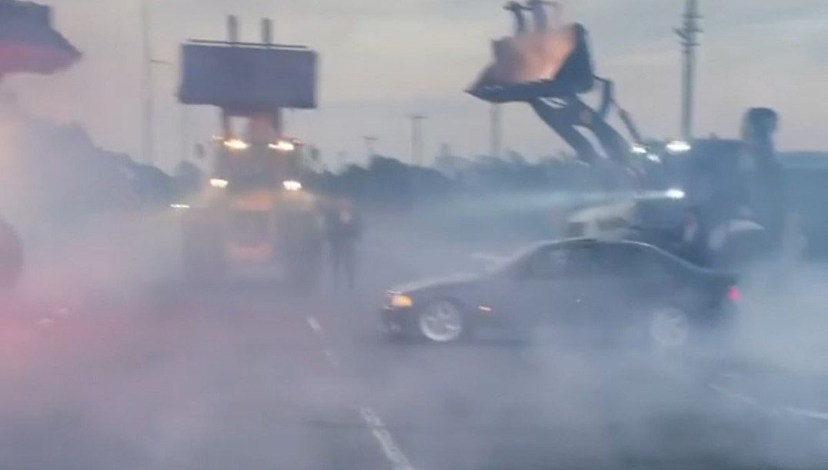 Kepçe ile yol kapatıp drift yaptılar