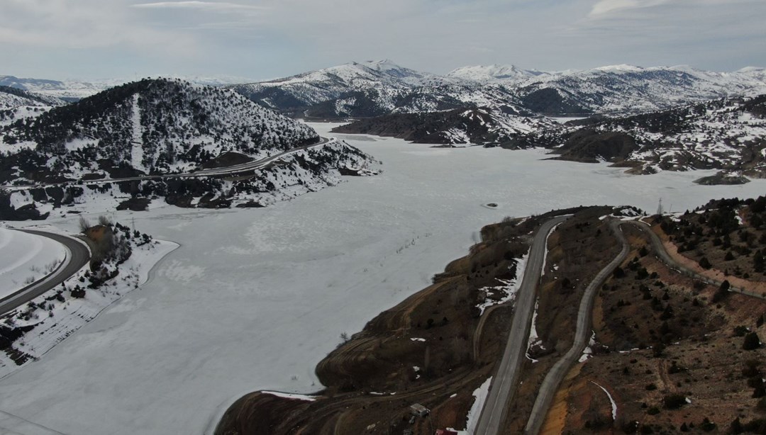 Bahar aylarına rağmen Sivas’ta buz tutan göl hala çözülmedi