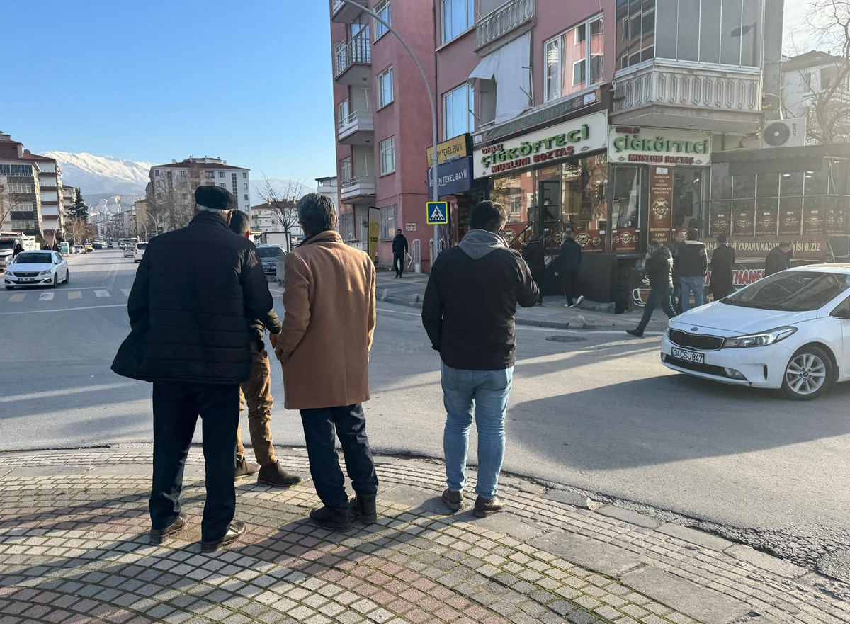 Malatya merkezde depremi hisseden vatandaşlar sokağa çıktı.