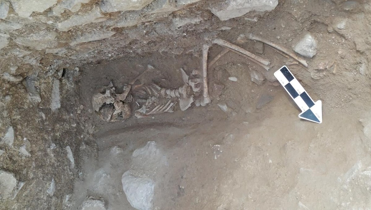 4 bin 200 yıllık zombi mezarındaki cesedin üzerine bırakılan taşın sırrı: “Mezardan çıkmaya çalışıyor”