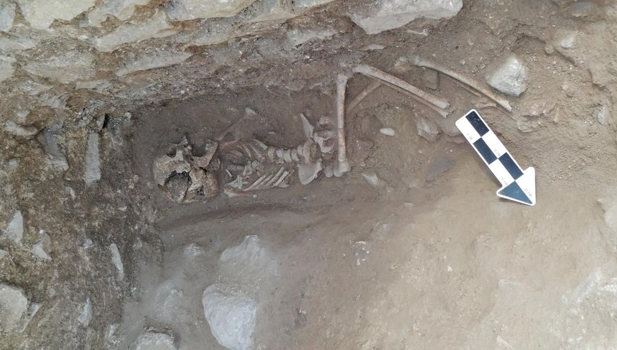 4 bin 200 yıllık zombi mezarındaki cesedin üzerine bırakılan taşın sırrı: “Mezardan çıkmaya çalışıyor” 4 bin 200 yıllık zombi mezarındaki cesedin üzerine bırakılan taşın sırrı: “Mezardan çıkmaya çalışıyor”