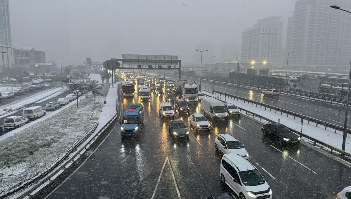 Kar bastırdı: Trafikte yoğunluk yaşanıyor Kar bastırdı: Trafikte yoğunluk yaşanıyor