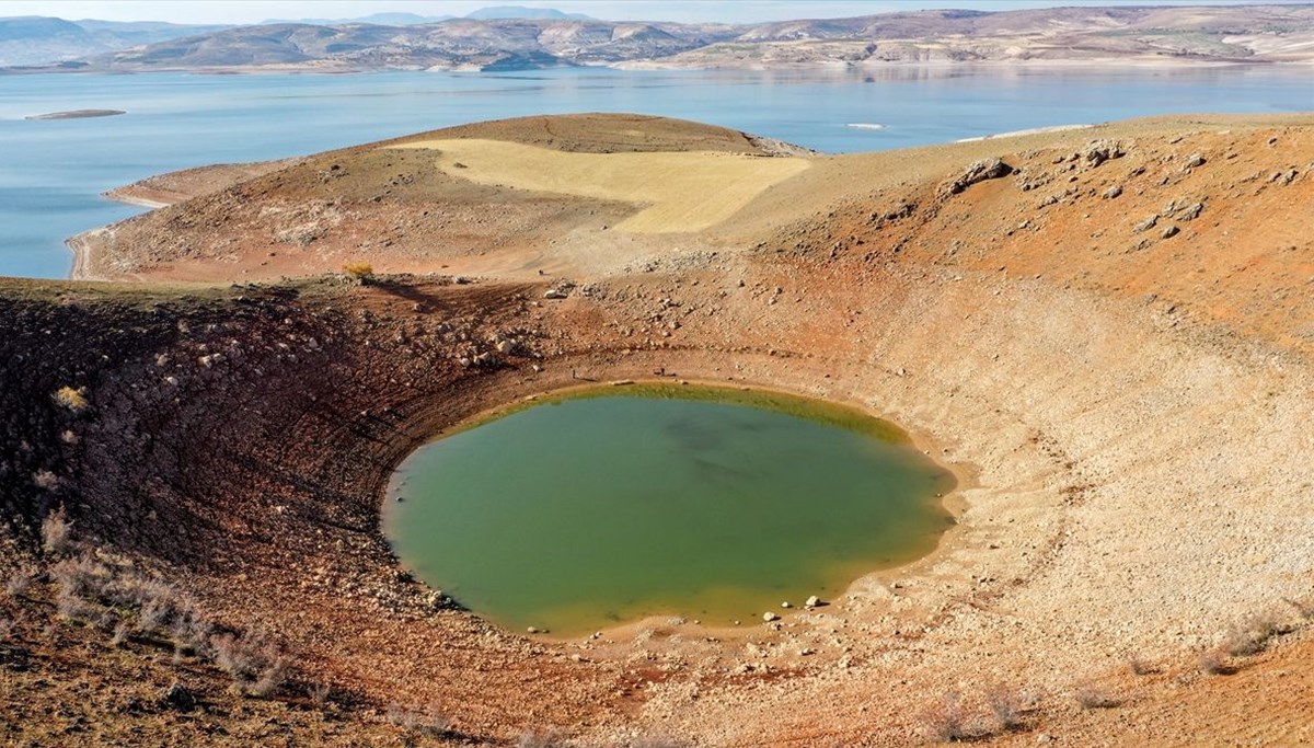 Keban Baraj Gölü'nde suların çekilmesiyle dev obruk ortaya çıktı