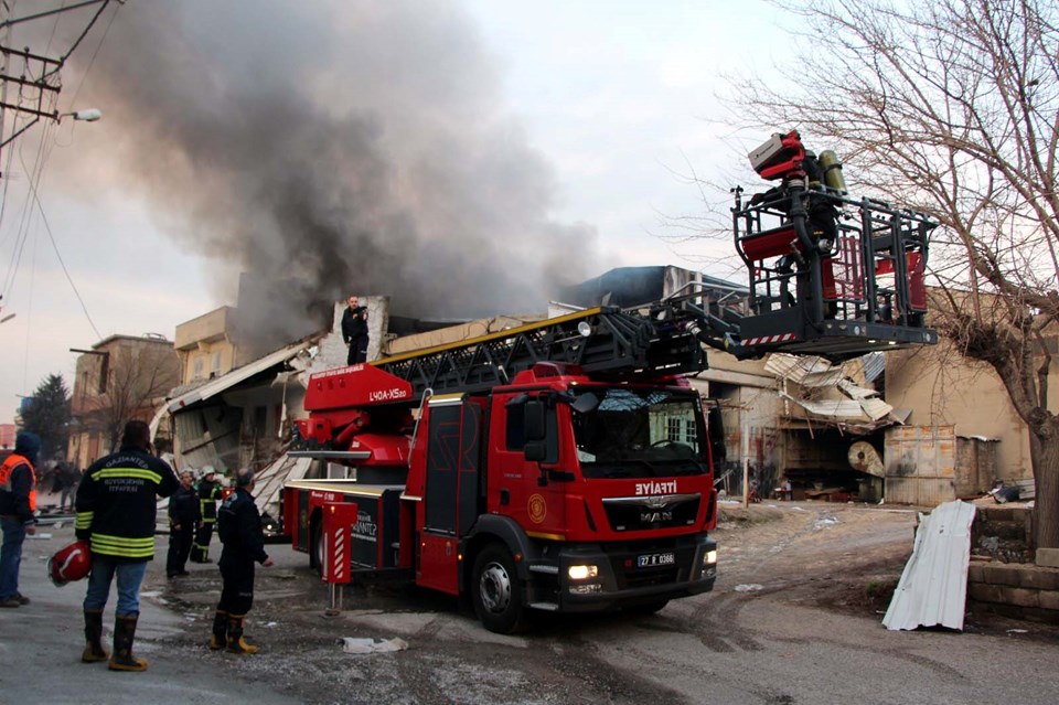Gaziantep'te tutkal imalathanesinde yangın: 2'si ağır 5 yaralı - 2