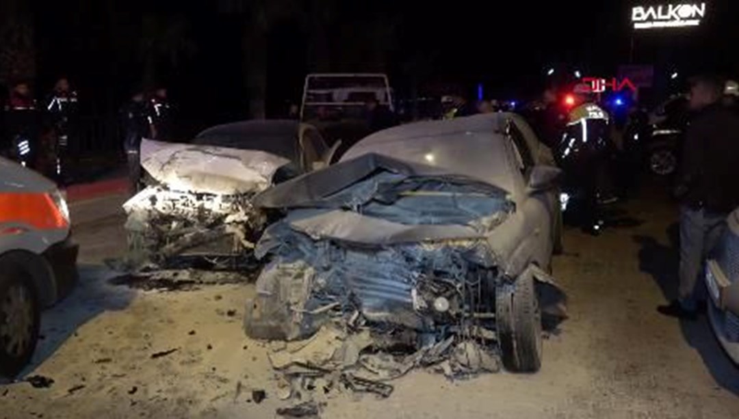 Antalya'da 2 otomobil kafa kafaya çarpıştı: 4 yaralı