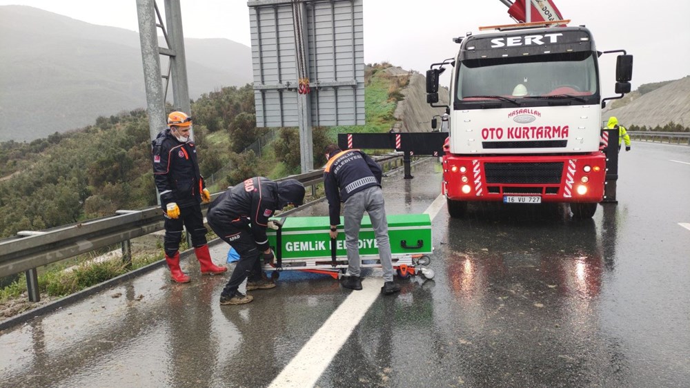 Bursa'da bariyerlere çarparak devrilen otomobilin sürücüsü hayatını kaybetti - 5