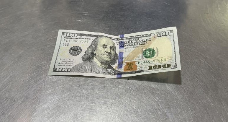 800 Türk Lirası tutarındaki alışverişi karşılığında sahte 100 dolar verdi.