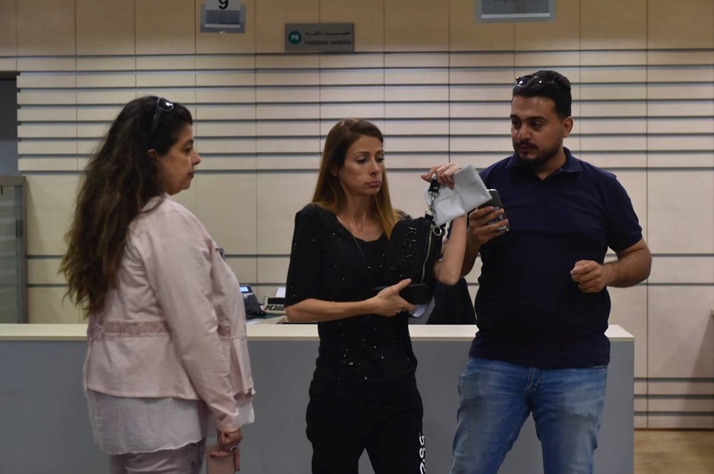 Lübnan'da parasını çekemeyen milletvekili banka şubesini bastı - 2