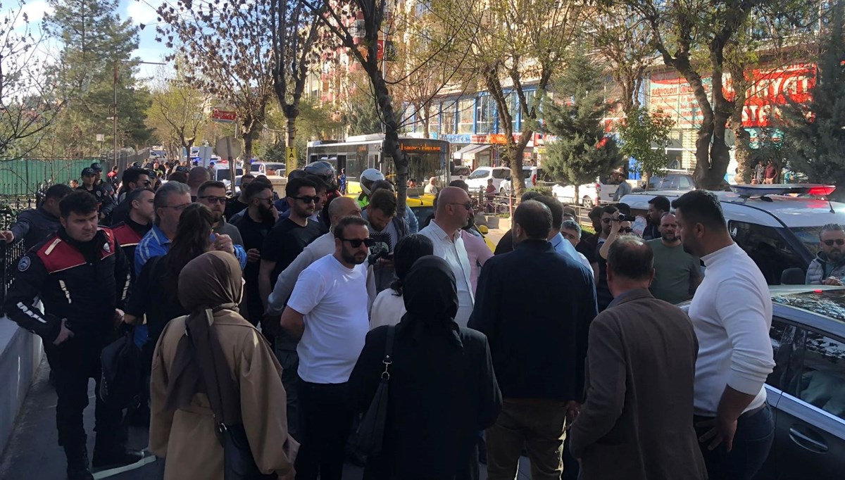 Siirt'te seçim kutlamasında yasa dışı slogana 9 gözaltı Siirt'te seçim kutlamasında yasa dışı slogana 9 gözaltı