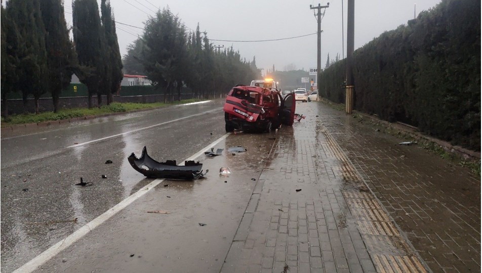 Bursa'da ağaca çarpan araçtaki 2 kişi yaralandı