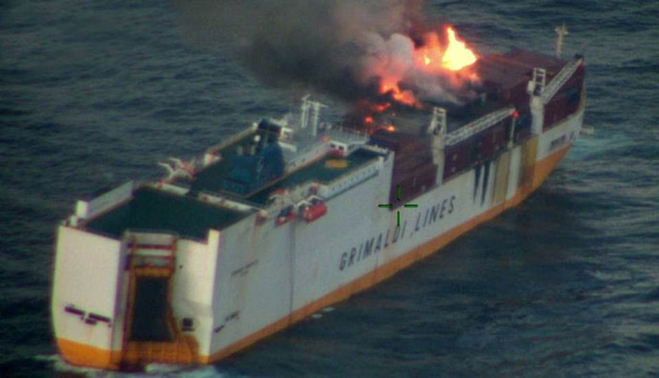 Yangında zarar gören İtalyan kargo gemisi battı - 1