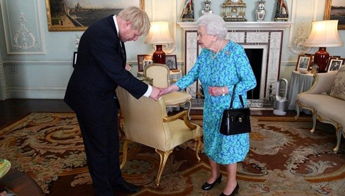 Yas sırasında parti: Boris Johnson'dan Kraliçe Elizabeth'e özür