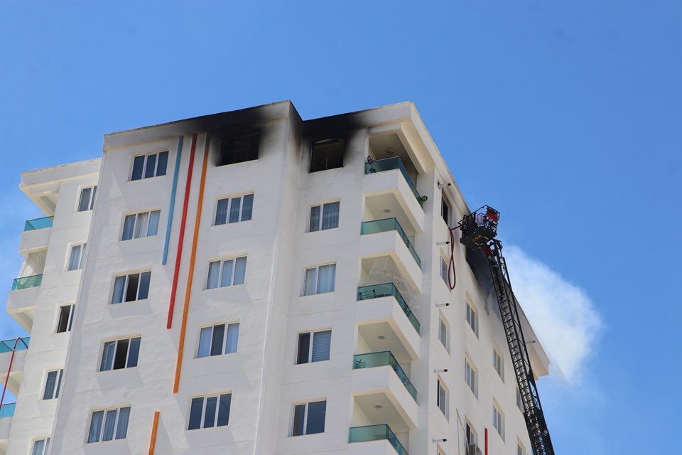 Diyarbakır'da 13 katlı binada yangın: 6 kişi dumandan etkilendi - 1