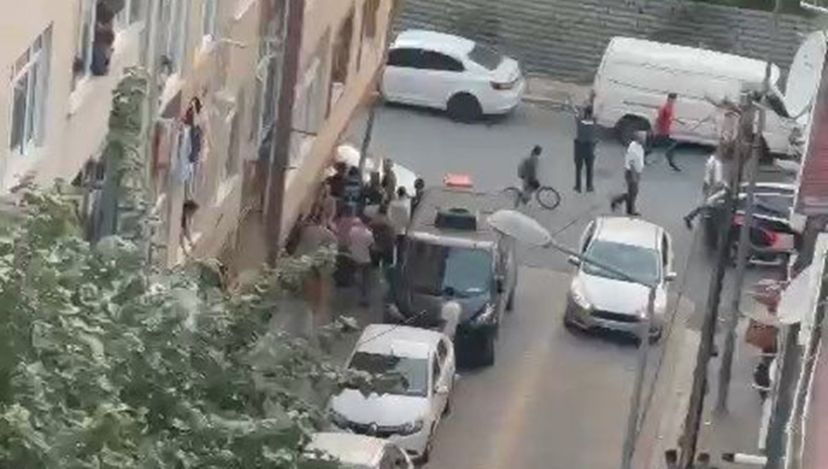 Küçükçekmece'de ters yön kavgası: Tekme ve yumruklar havada uçuştu Küçükçekmece'de ters yön kavgası: Tekme ve yumruklar havada uçuştu