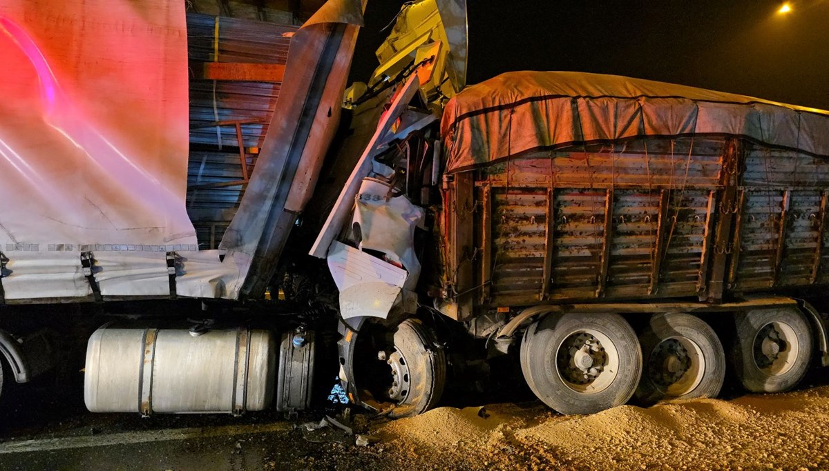 Düzce'de arıza yapan TIR'a çarpan demir yüklü TIR'ın şoförü, feci şekilde can verdi