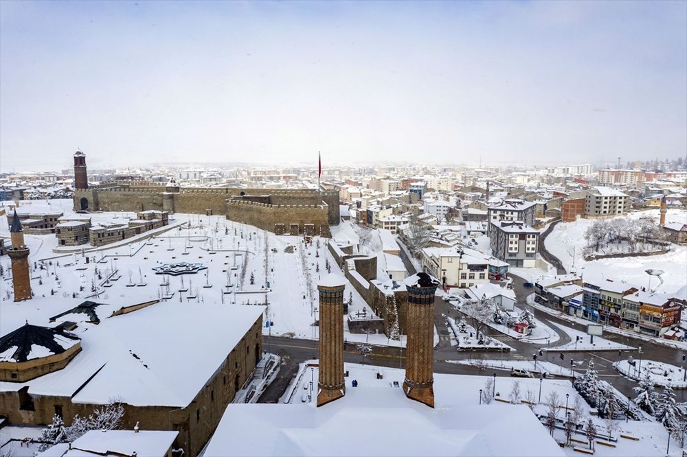 Doğu'nun "kış cenneti" Erzurum gündüz bembeyaz, gece ise ışıl ışıl - 7