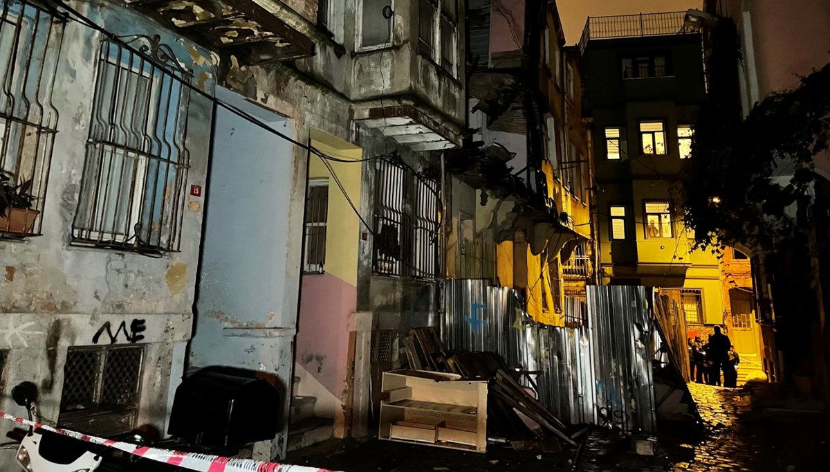 Fatih'te metruk binada çökme meydana geldi: Üç bina tahliye edildi Fatih'te metruk binada çökme meydana geldi: Üç bina tahliye edildi