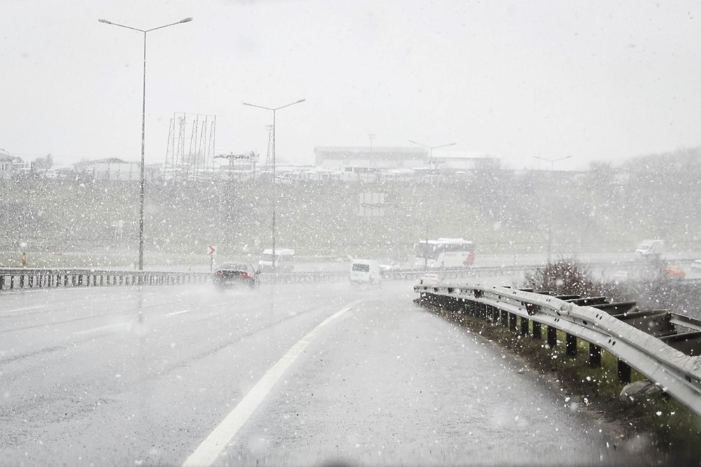 Türkiye beyaza büründü: Birçok ilde kar yağışı etkili oluyor - 18