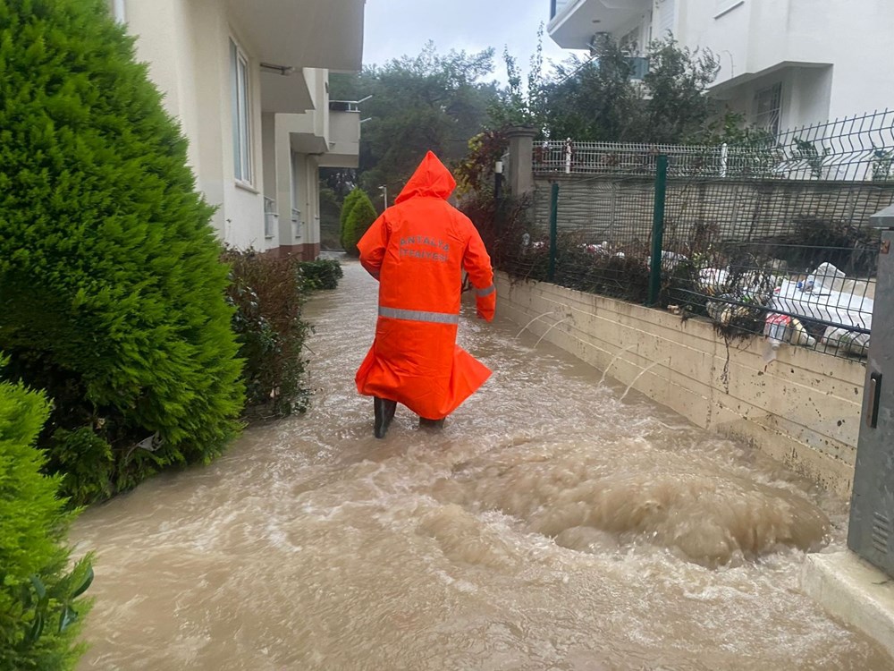 Manavgat'ta yoğun yağış etkili oldu, yollar göle döndü - 5