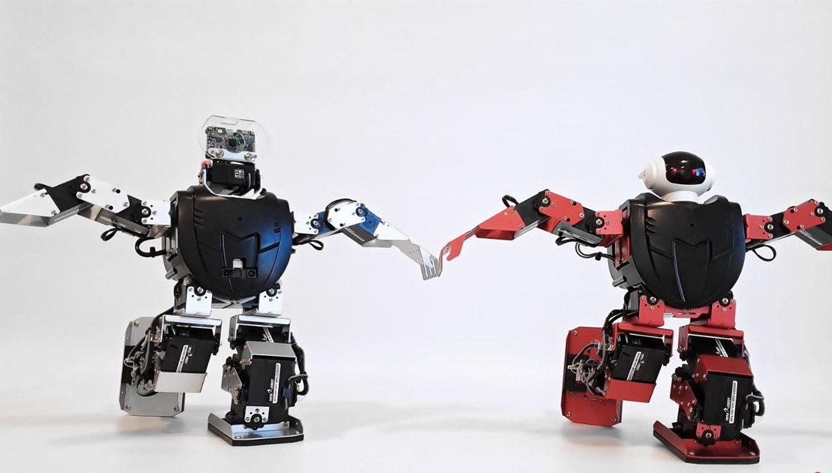 Zeybek oynayan i-toys robotları yoğun ilgi görüyor