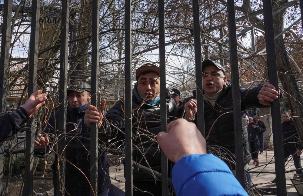 Ermenistan'da darbe girişimi: Paşinyan destekçileri ve karşıtları meydanlara çıktı - 4