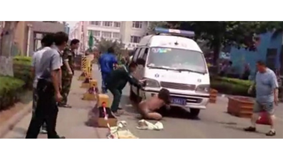 Eşinin sevgilisi ölsün diye soyundu