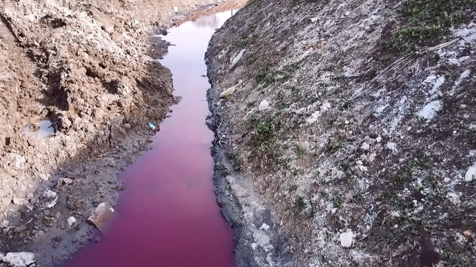 İstanbul'da tedirgin eden görüntü: Derenin rengi kırmızıya döndü - 1