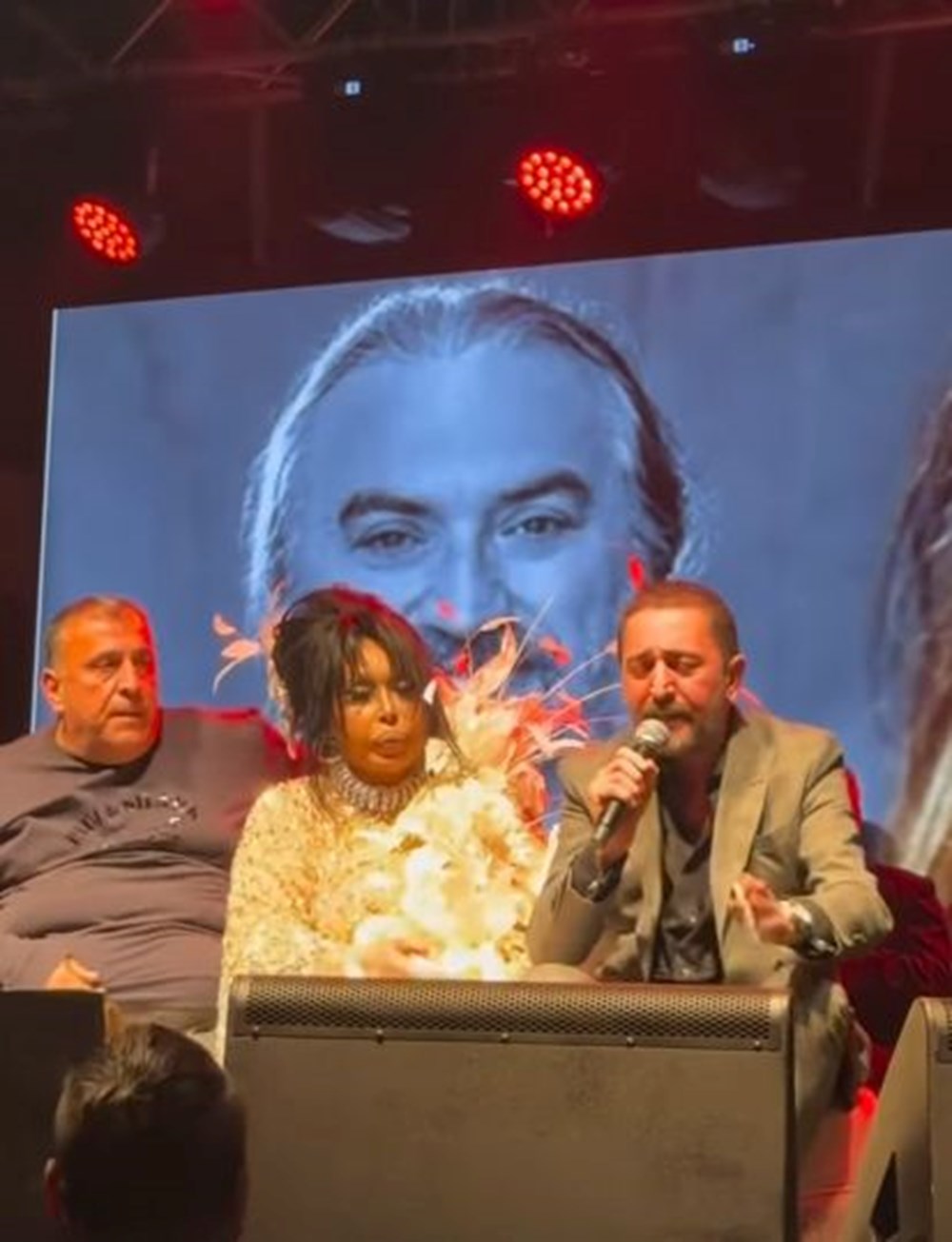 Volkan Konak'ın Müzikleriyle Yürekler Paramparça: Sahneden Unutulmaz Bir Anma 74 MrGVvruLTkyMRVOwBqBn9A