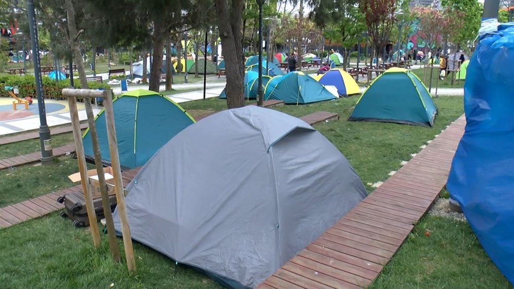 İstanbul’da kimi vatandaşlar çadırda kalmaya devam ediyor 77 MrSe2ZZFDEW5R8gacLWtqw
