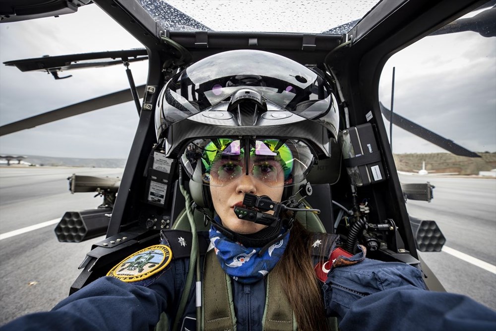 Türkiye'nin ilk kadın taarruz helikopter pilotu: Özge Karabulut - 1