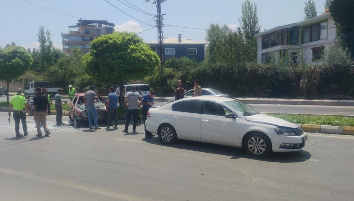 Van’da iki otomobil çarpıştı: 2 yaralı