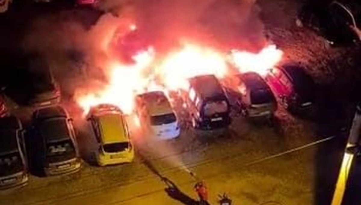 Mersin'de otoparkta çıkan yangında 12 araç kül oldu