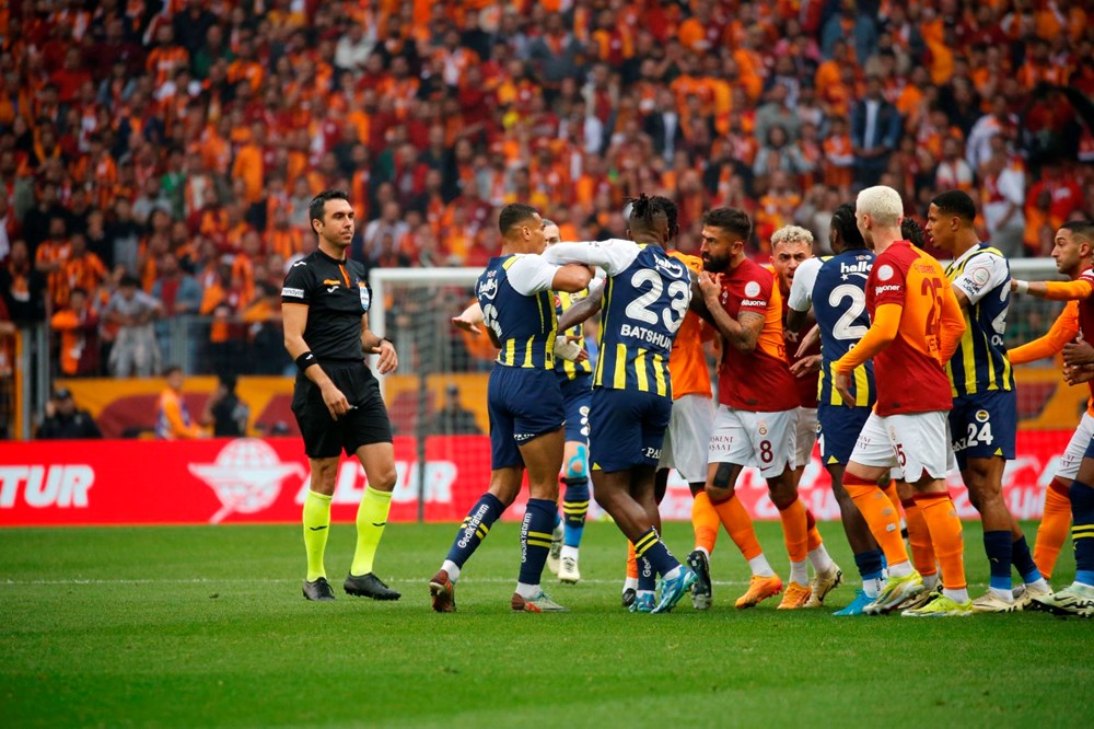 Fenerbahçe, derbide Galatasaray'ı yendi: Süper Lig'de şampiyonluk son haftaya kaldı - 11