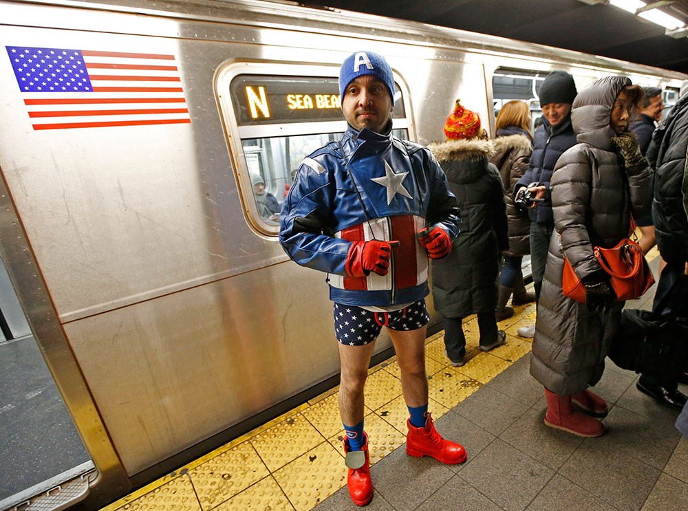 Метро американец. Нью Йорк метро без штанов. No Pants Subway Ride Москва. Американцы в метро. Американцы в Московском метро.