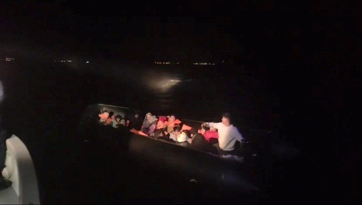 Çanakkale açıklarında 29 düzensiz göçmen kurtarıldı Çanakkale açıklarında 29 düzensiz göçmen kurtarıldı