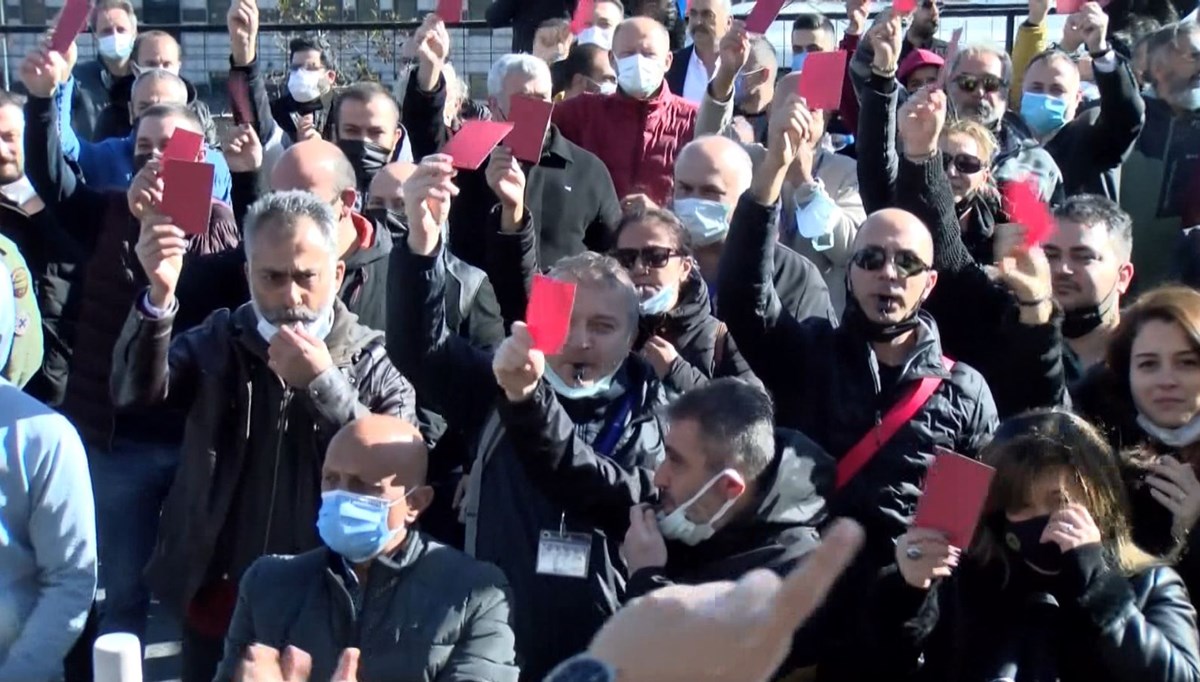 Onur Air çalışanlarından 'kırmızı kart'lı protesto