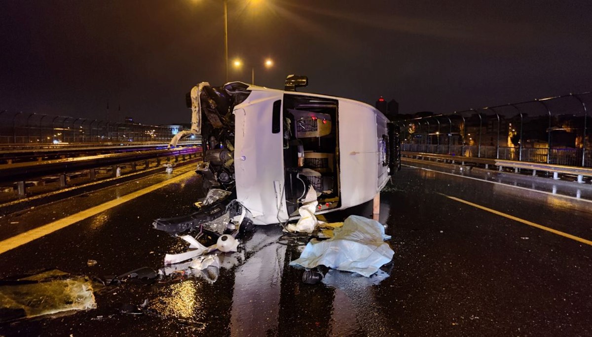 TEM'de servis minibüsü devrildi: 1 ölü, 1 yaralı TEM'de servis minibüsü devrildi: 1 ölü, 1 yaralı