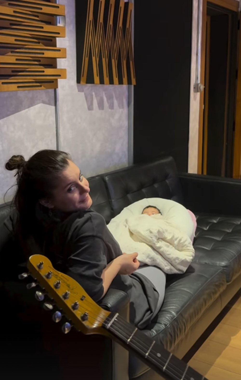 Atiye'den Minik Misafiriyle Stüdyo Hatırası 74 MtE2NF62fEKq7tJXzLGe2Q