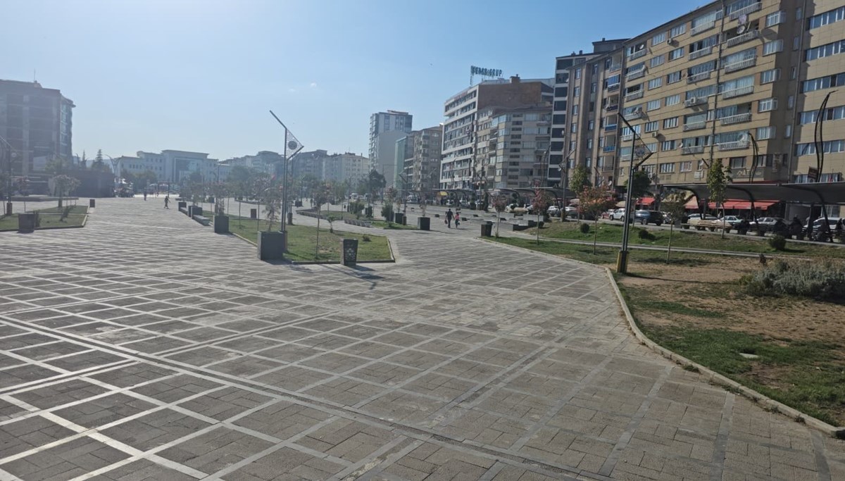 Sıcaklıklar etkisini sürdürüyor: Cadde ve sokaklar boş kaldı Sıcaklıklar etkisini sürdürüyor: Cadde ve sokaklar boş kaldı
