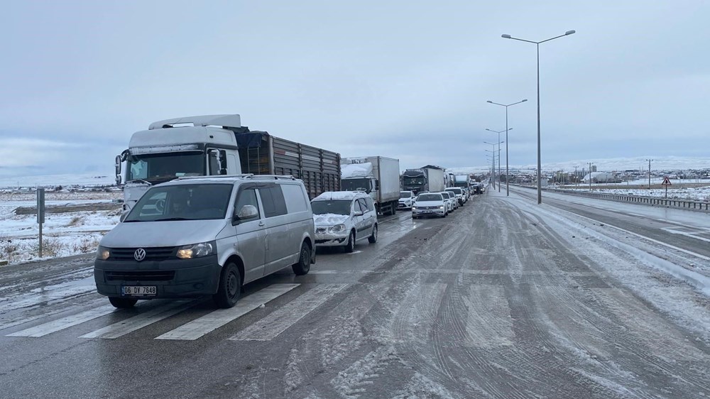 Yoğun kar ve buzlanma etkisi: Bolu'da trafik kazaları yolu tıkadı - 4