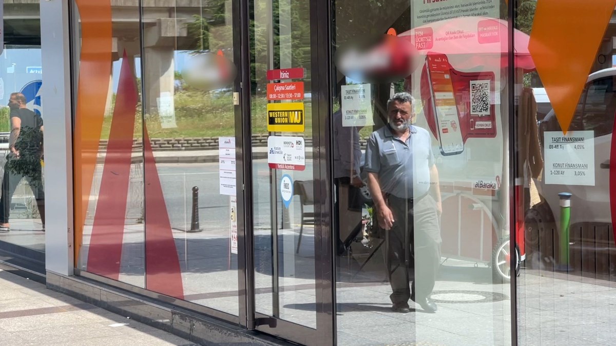 Rize'de fıkra gibi olay yaşandı! Bisikleti banka kapısına kilitledi, içeridekiler mahsur kaldı