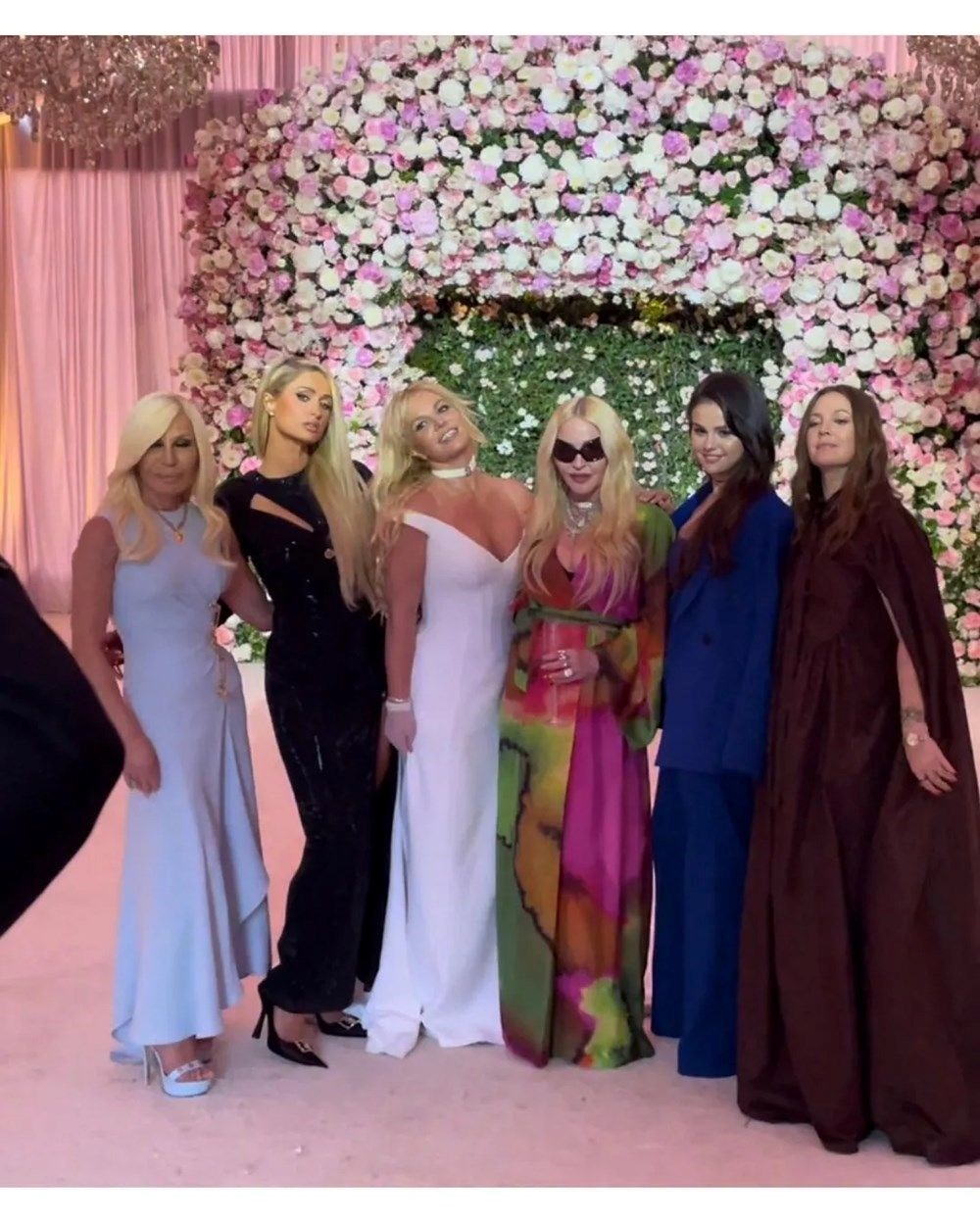 Britney Spears'ın Versace gelinliğine dair ayrıntılar: Yapımı 700 saatten fazla sürdü - 8
