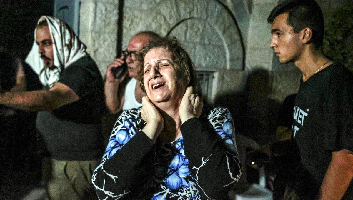 İsrail Gazze'de aynı gecede kilise ve cami vurdu: 8 ölü İsrail Gazze'de aynı gecede kilise ve cami vurdu: 8 ölü
