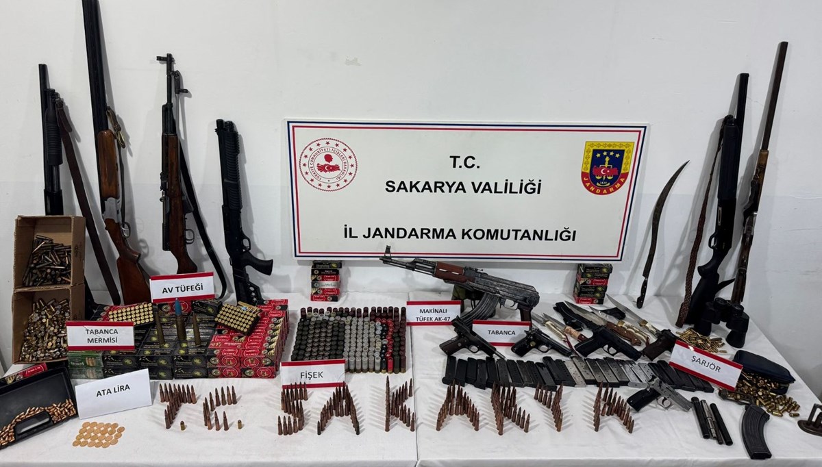 Ev değil cephanelik: Uzun namlulu silahlar ve binlerce mermi yakalandı