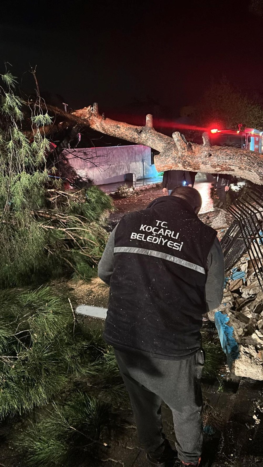 Ege Beyaza Boyandı: Fırtına Ağaçları Devirdi, Caddeleri Buz Pistine Çevirdi 74 MutMd8ij2EyTlFb2PDP7UQ