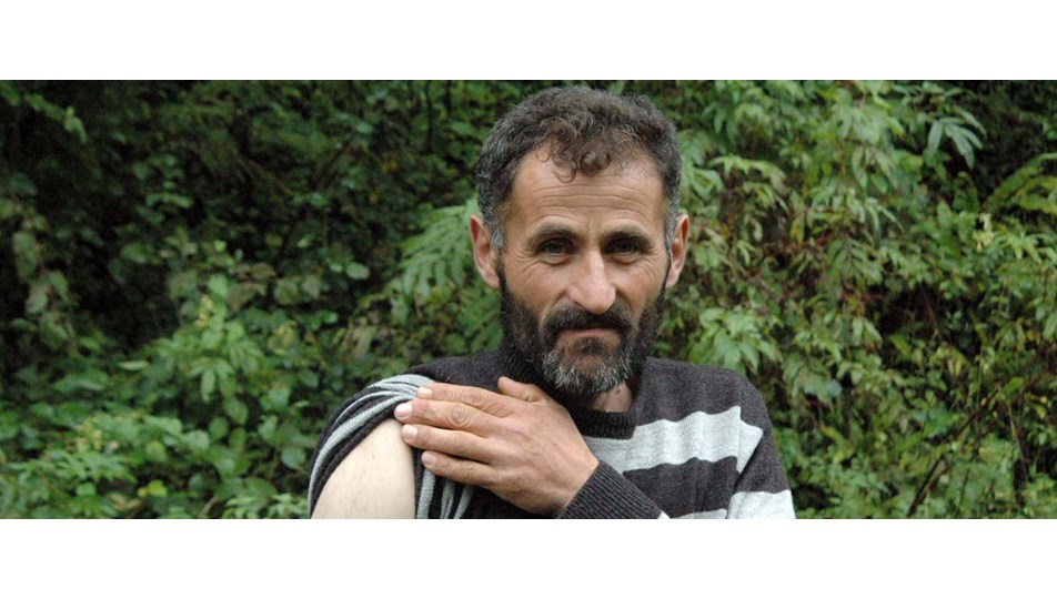 Kendisine saldıran ayıya yumruk attı