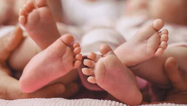 Hindistan'da yeni do�an ikiz bebeklere 'Covid' ve 'Corona' ismi koydular